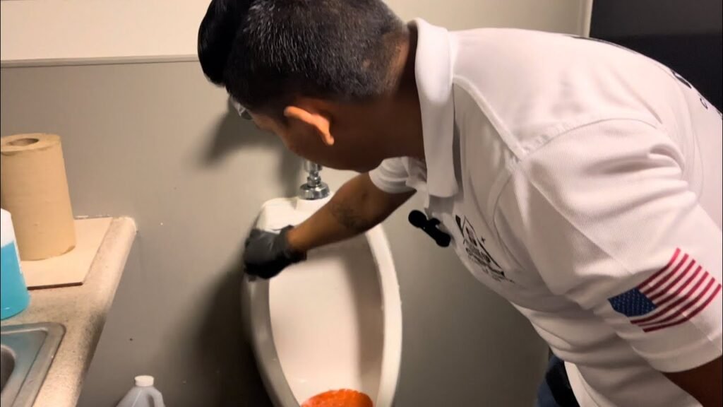 Problemas comunes en el mantenimiento de baños de centros comerciales y cómo solucionarlos